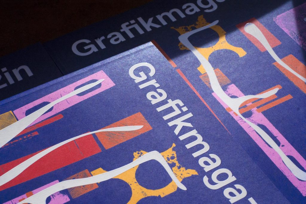 Grafikmagazin 01.21. Ausschnitt des Covers, Veredelung mit Relieflack im Siebdruck