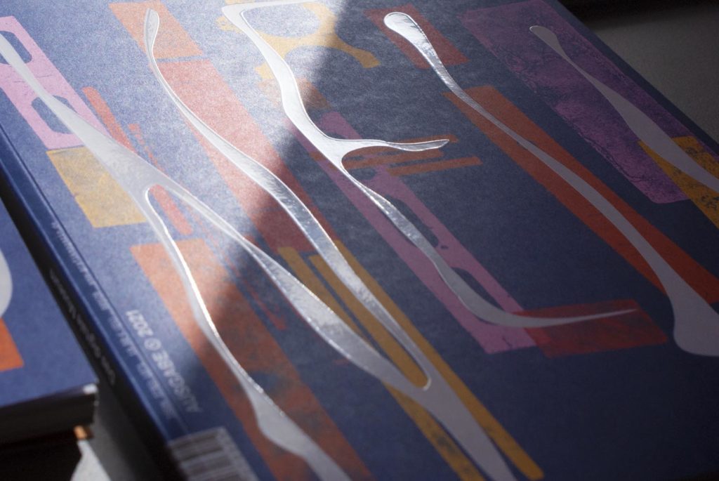 Grafikmagazin 01.21. Ausschnitt des Covers, Veredelung mit Relieflack im Siebdruck
