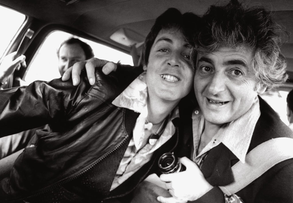 Paul McCartney mit Harry Benson Kamera auf dem Weg zum Flugzeug Buch
