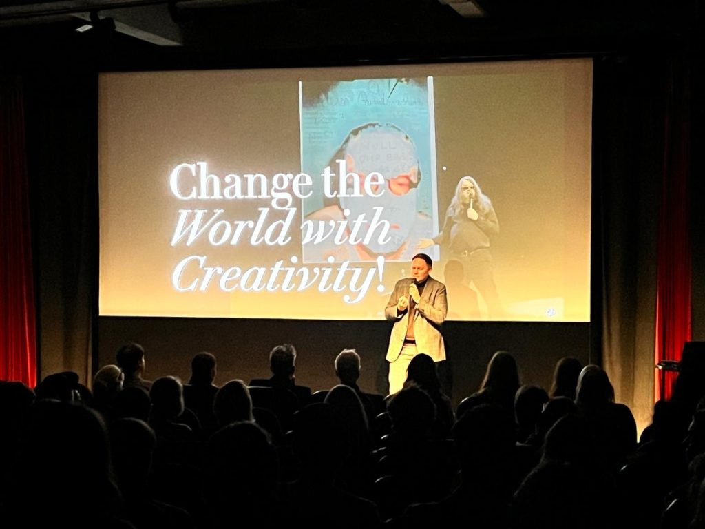 Carsten Brosda stellt beim ADC Kickoff das Motto Change the World with Creativity vor